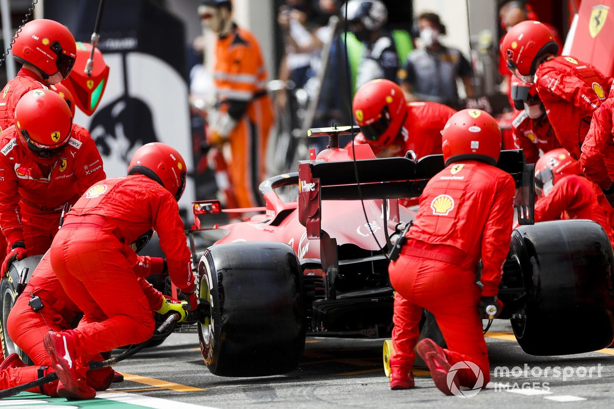 Carlos Sainz Jr., Ferrari SF21, makes a stop