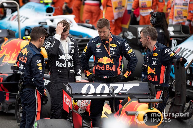 Max Verstappen, Red Bull Racing, on the grid with his mechanics