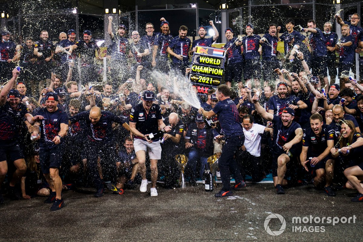 Макс Ферстаппен, Red Bull Racing, празднует победу в чемпионате мира с сотрудниками команды
