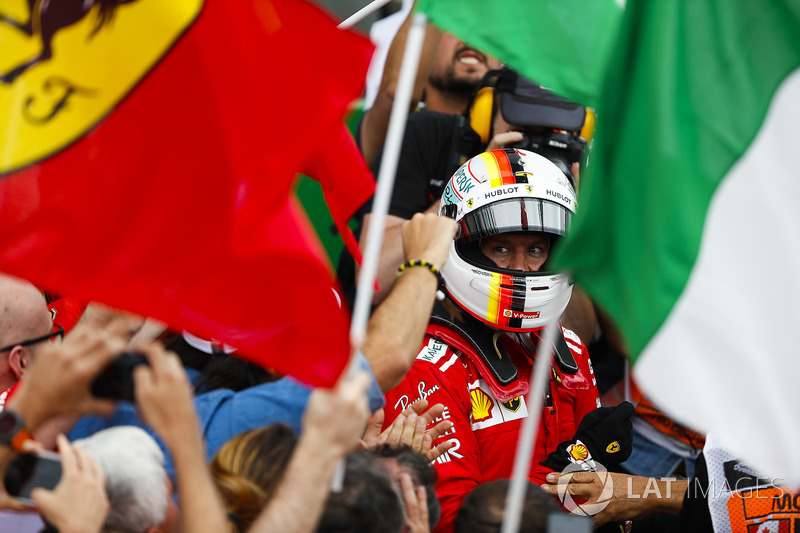El ganador del GP de Canadá, Sebastian Vettel, Ferrari celebra su victoria en parc ferme