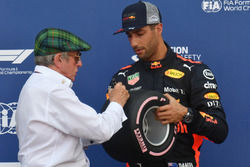 Il poleman Daniel Ricciardo, Red Bull Racing riceve il Pirelli Pole Position Award da Jackie Stewart