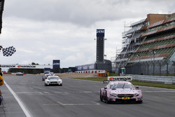Karierte Flagge für Lucas Auer, Mercedes-AMG Team HWA, Mercedes-AMG C63 DTM