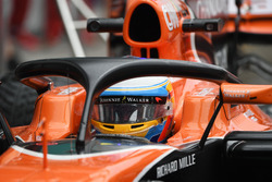 Fernando Alonso, McLaren MCL32, mit Cockpitschutz Halo
