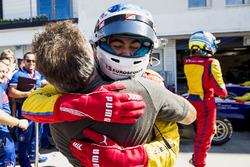 Ganador de la carrera Giuliano Alesi, Trident, con su padre Jean Alesi