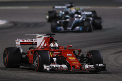 Sebastian Vettel, Ferrari SF70H; Valtteri Bottas, Mercedes F1 W08