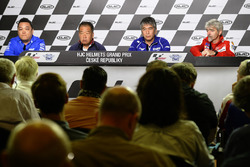 Ken Kawauchi, Team Suzuki MotoGP Technical Manager, Shuhei Nakamoto, vicepresident van Honda Racing