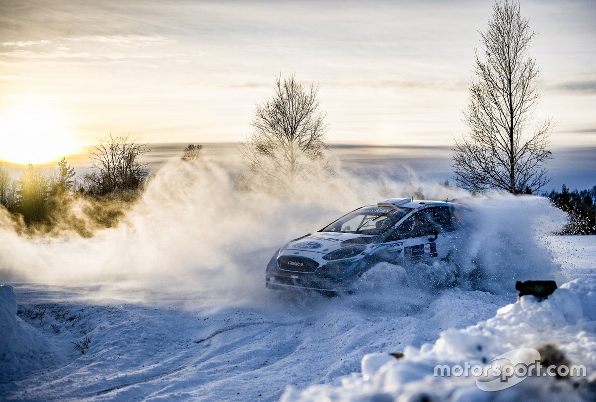 Pereli M-Sport Ford WRT, Teemu Suninen dan navigator Mikko Markkula, melibas medan Reli Arctic Finlandia di atas Ford Fiesta WRC.