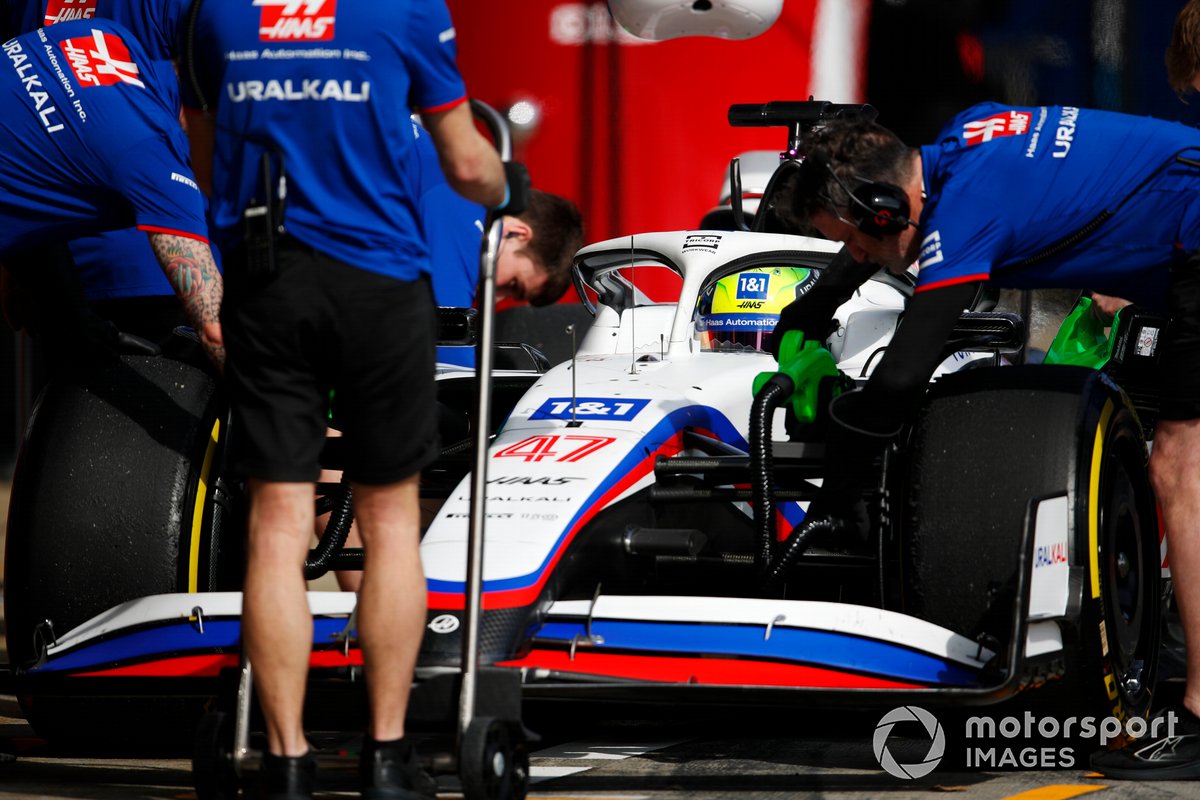 Mick Schumacher, Haas VF-22, nella pit-lane