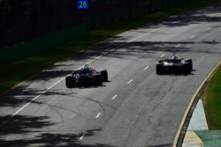 Brendon Hartley, Scuderia Toro Rosso STR13 ve Romain Grosjean, Haas F1 Team VF-18