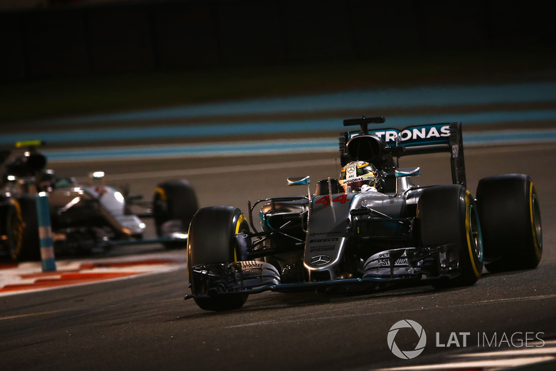 Льюіс Хемілтон, Mercedes F1 W07 Hybrid, lпопереду НІко Росберга Mercedes F1 W07 Hybrid