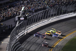 Austin Dillon, Richard Childress Racing Chevrolet Camaro, se lleva la bandera a cuadros.