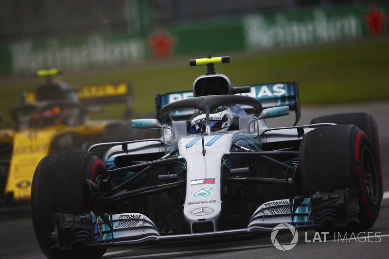 Valtteri Bottas, Mercedes AMG F1 W09, revient en piste après avoir dépassé Carlos Sainz Jr., Renault Sport F1 Team R.S. 18