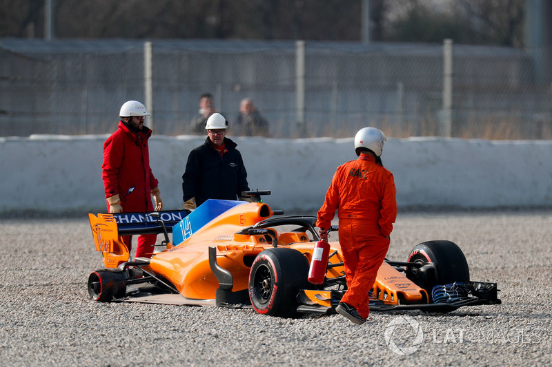 Fernando Alonso, McLaren MCL33 lastiği koptuktan sonra