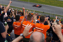 Max Verstappen, Red Bull Racing RB13, und seine Fans