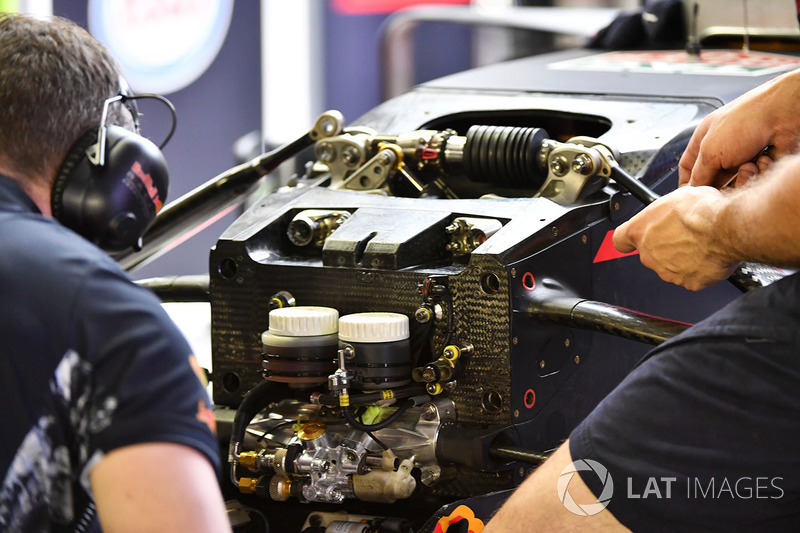 Red Bull Racing RB13 ön süspansiyon ve şasi detay