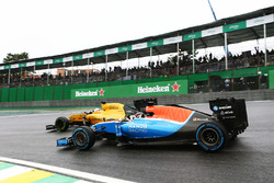 Паскаль Верляйн, Manor Racing MRT05 та Кевін Магнуссен, Renault Sport F1 Team RS16, боротьба за пози