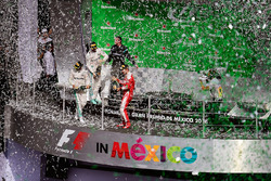 Het podium in Mexico: Nico Rosberg, Mercedes AMG F1, tweede; Lewis Hamilton, Mercedes AMG F1, winnaa