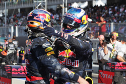 Переможець гонки Даніель Ріккардо, Red Bull Racing (справа) святкує разом із товаришем по команді Ма