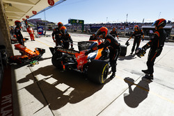 Fernando Alonso, McLaren MCL32, valt uit