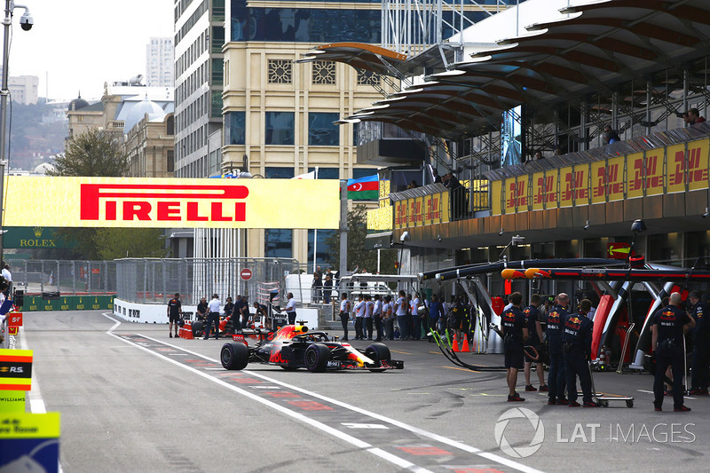 Daniel Ricciardo, Red Bull Racing RB14 Tag Heuer, vuelve a los boxes