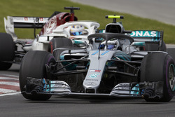 Valtteri Bottas, Mercedes AMG F1 W09, Marcus Ericsson, Sauber C37