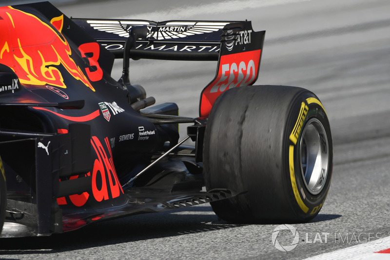 Daniel Ricciardo, Red Bull Racing RB14, hólyagosodó hátsó abroncs