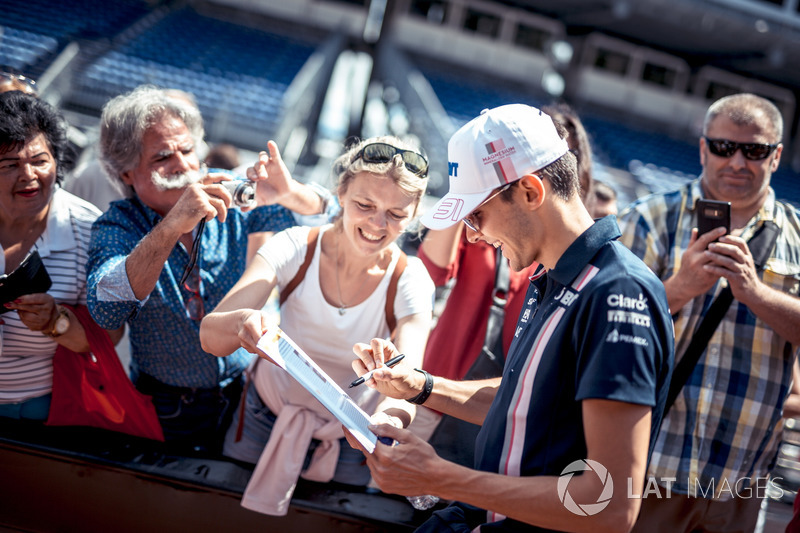 Esteban Ocon, Force India F1, firma autografi ai tifosi