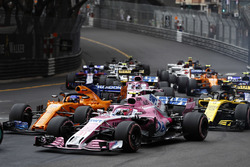 Esteban Ocon, Force India VJM11, lidera a Fernando Alonso, McLaren MCL33, Carlos Sainz Jr., Renault Sport F1 Team R.S. 18, Sergio Pérez, Force India VJM11, y el resto del campo al inicio