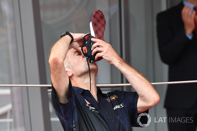 Adrian Newey, Red Bull Racing celebra en el podio con un shoey