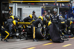 Nico Hulkenberg, Renault Sport F1 Team R.S. 18, makes a pit stop