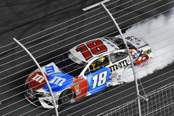 Yarış galibi Kyle Busch, Joe Gibbs Racing, Toyota Camry M&M's Red White & Blue