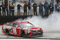 Yarış galibi Kyle Busch, Joe Gibbs Racing