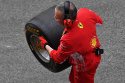 Механик Ferrari с шиной Pirelli