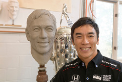 Takuma Sato, Borg-Warner Kupası Büstü için oturuyor