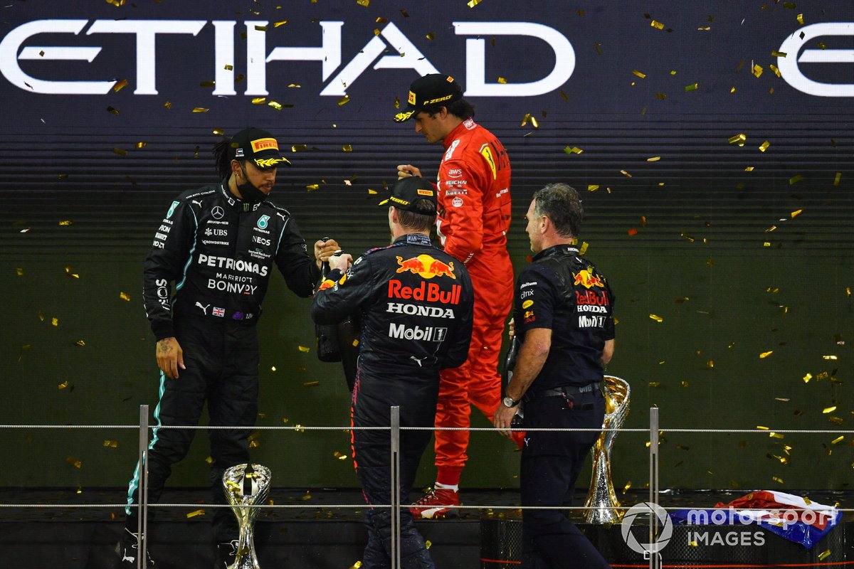 Lewis Hamilton, Mercedes, 2ª posición, Max Verstappen, Red Bull Racing, 1ª posición, Carlos Sainz Jr., Ferrari, 3ª posición, Christian Horner, director del equipo, Red Bull Racing, celebran en el podio