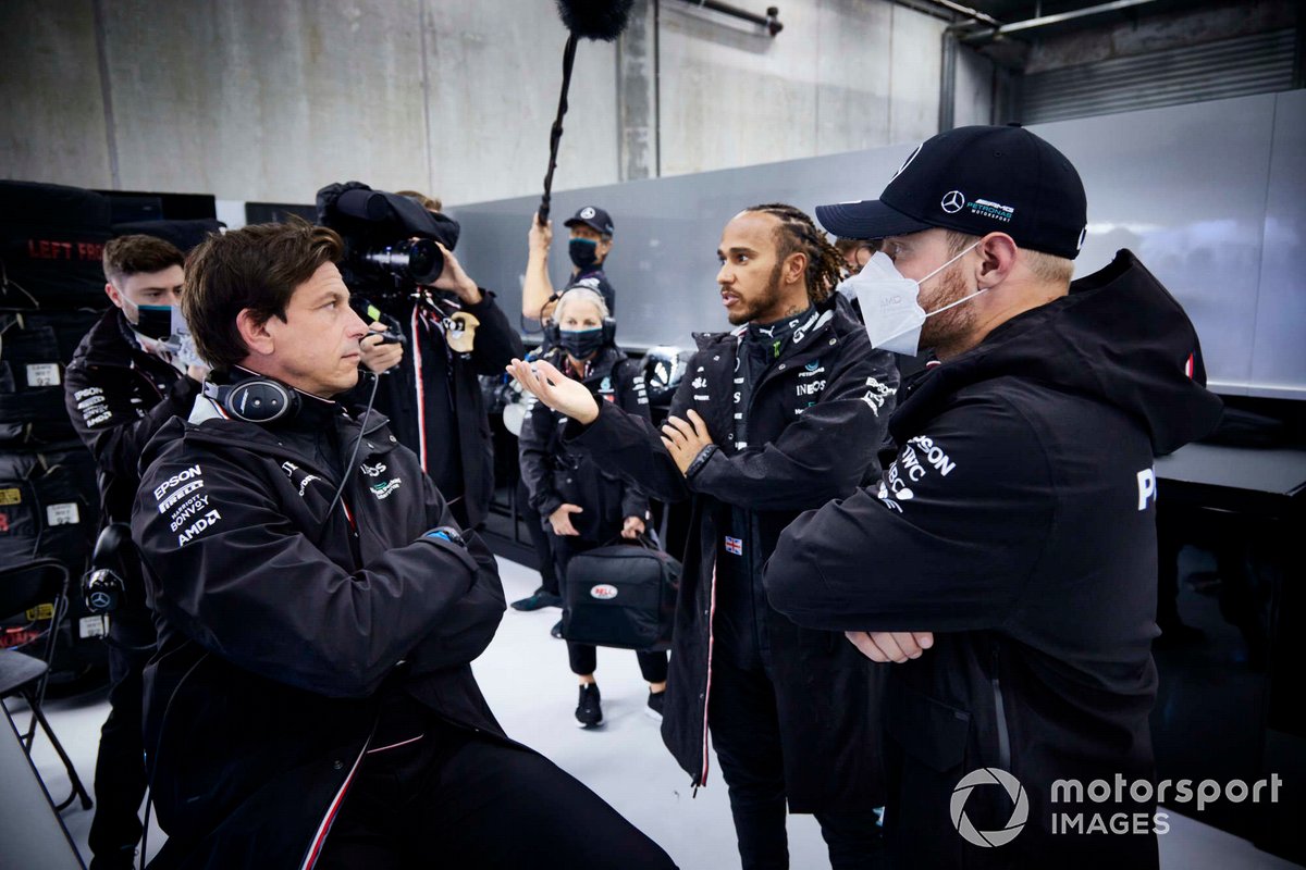 Toto Wolff, Jefe de Mercedes F1, Lewis Hamilton, Mercedes, y Valtteri Bottas, Mercedes, conversan en el garaje.