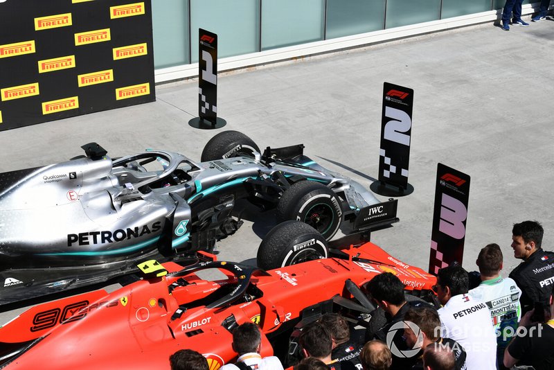 Машини Льюїса Хемілтона, Mercedes AMG F1 W10, та Шарля Леклера, Ferrari SF90