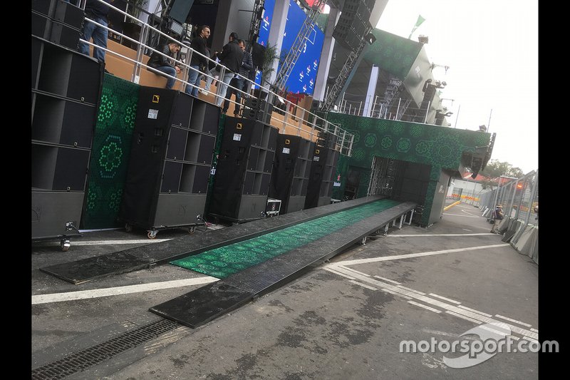La rampe d'accès au podium
