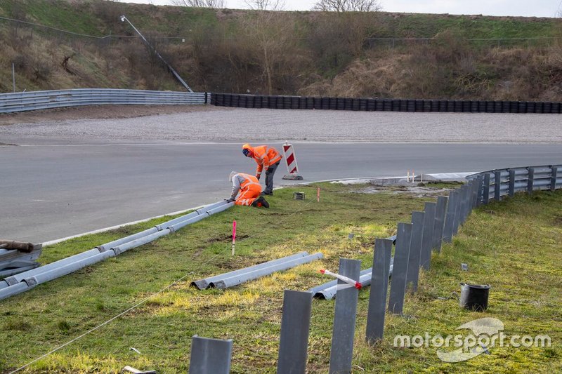 Dua orang pekerja tengah melakukan tugasnya dalam proses renovasi Sirkuit Zandvoort yang akan menjadi tempat dilangsungkannya GP Belanda pada F1 2021.