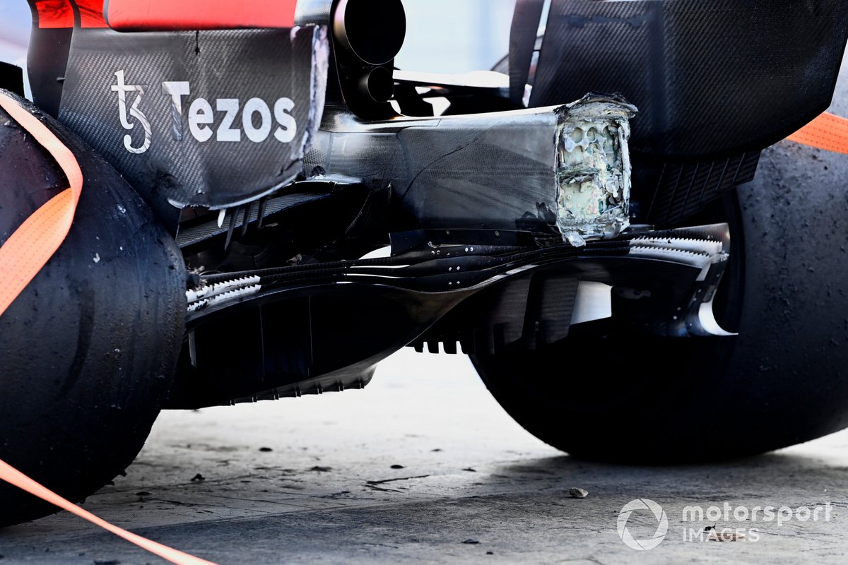 El coche dañado de Max Verstappen, Red Bull Racing RB16B