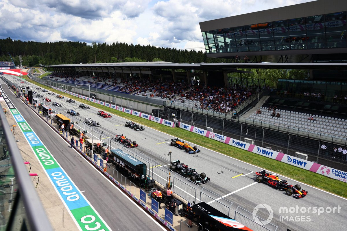 Max Verstappen, Red Bull Racing RB16B, Lewis Hamilton, Mercedes W12, Lando Norris, McLaren MCL35M, Sergio Perez, Red Bull Racing RB16B, Valtteri Bottas, Mercedes W12, Pierre Gasly, AlphaTauri AT02, Charles Leclerc, Ferrari SF21 et le reste du peloton au départ