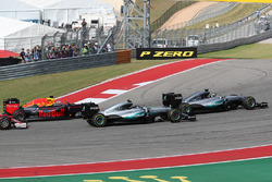 Lewis Hamilton, Mercedes AMG F1 W07 voor Nico Rosberg, Mercedes AMG Petronas F1 W07 en Daniel Riccia