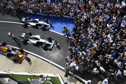 Race winner Lewis Hamilton, Mercedes AMG F1 W07 Hybrid celebrates