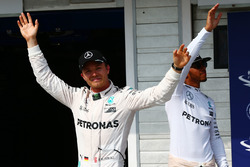 Ganador de la pole Nico Rosberg, Mercedes AMG F1 y el segundo su compañero Lewis Hamilton, Mercedes