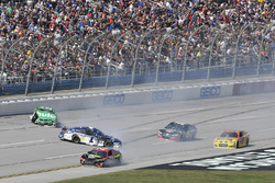 Crash: Jamie McMurray, Chip Ganassi Racing Chevrolet, Erik Jones, Furniture Row Racing Toyota, Jeffr