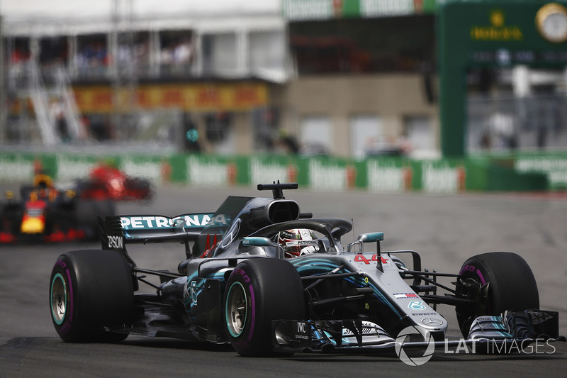 Lewis Hamilton, Mercedes AMG F1 W09, por delante de Daniel Ricciardo, Red Bull Racing RB14 y Kimi Raikkonen