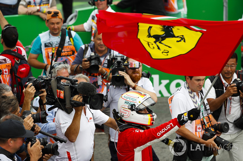 Sebastian Vettel, Ferrari, festeggia la vittoria nel parco chiuso
