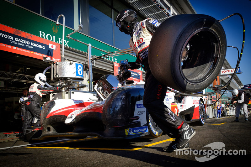 №8 Toyota Gazoo Racing Toyota TS050 Hybrid: Фернандо Алонсо на пит-лейне