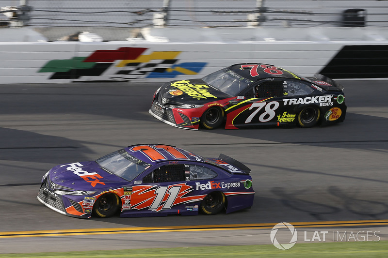 Denny Hamlin, Joe Gibbs Racing Toyota Martin Truex Jr., Furniture Row Racing Toyota