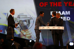 Enaam Ahmed, Christian Horner ve Martin Brundle'dan ödülünü alıyor